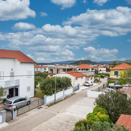 Apartments And Rooms With Parking Space Murter - 22405 Affittacamere Murter